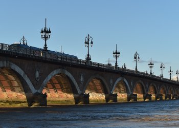 Vue du pont de pierre avec un tramway